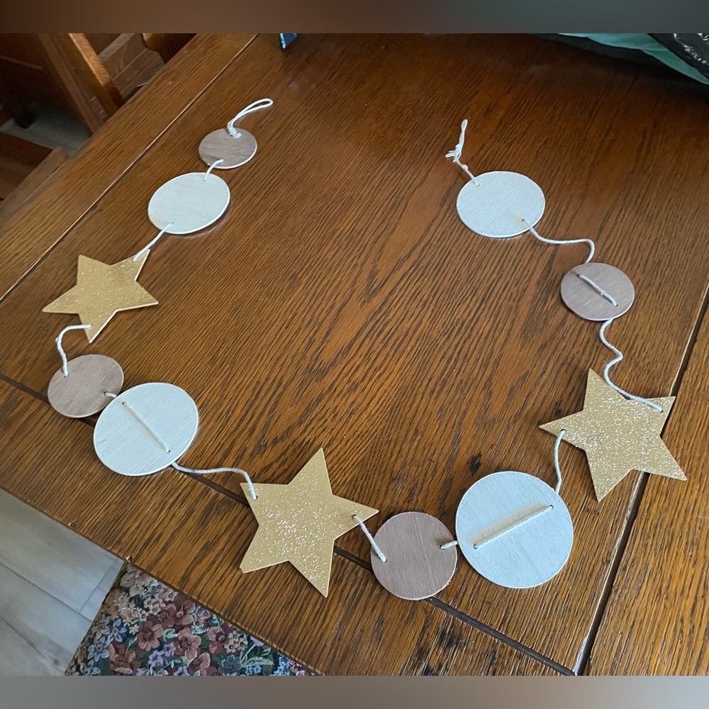 Elegant Gold and White Star and Circle Garland